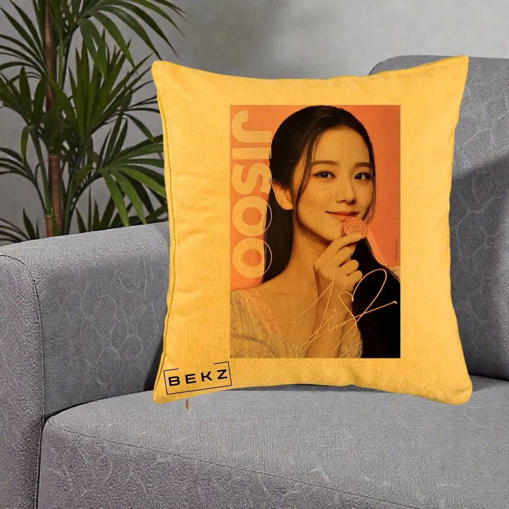 Perna Personalizata K-pop BLACKPINK Jisoo cu Semnatura si Fond Roz, 40x40 cm, Galben, Husa Detasabila, Perna Inclusa, BEKZ®