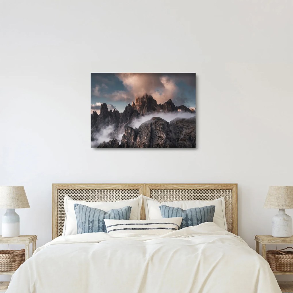 Tablou pe sticlă - Dolomiți Italieni ascunși în ceață (70x50 cm)