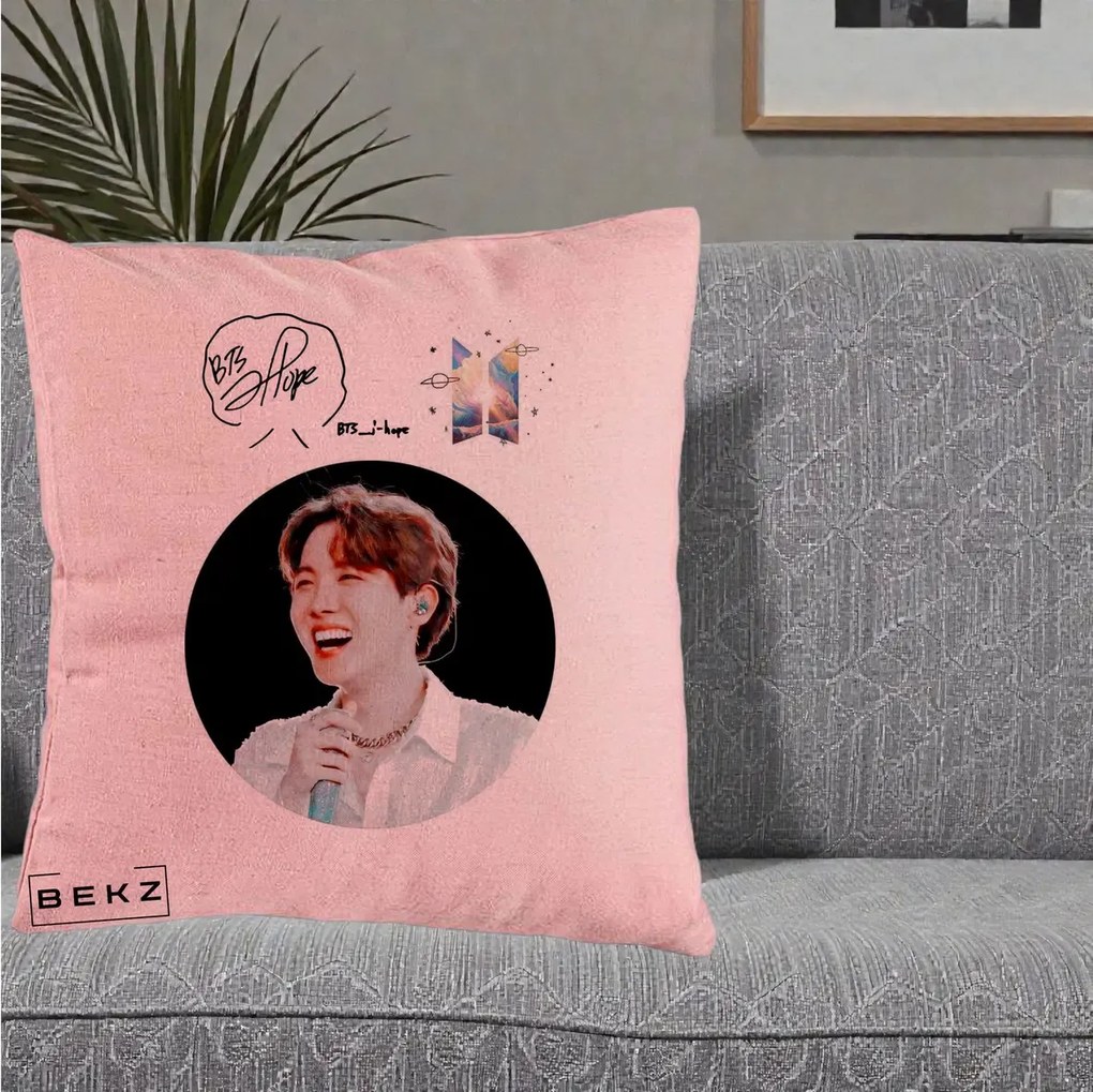 Perna Personalizata K-pop BTS J-Hope Portret cu Autograf, 40x40 cm, Roz, Husa Detasabila, Perna Inclusa, BEKZ®