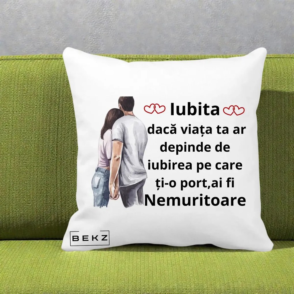 Cadou pentru Iubita - Perna Personalizata Iubita Nemuritoare cu Cuplu Acuarela Roz si Inimi, 40x40 cm, Alba Mata, Husa Detasabila, Perna Inclusa, BEKZ®