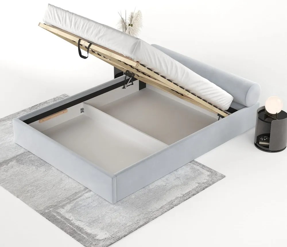 Pat matrimonial gri deschis tapițat cu spațiu de depozitare cu somieră 140x200 cm Solvo – Maison de Rêve