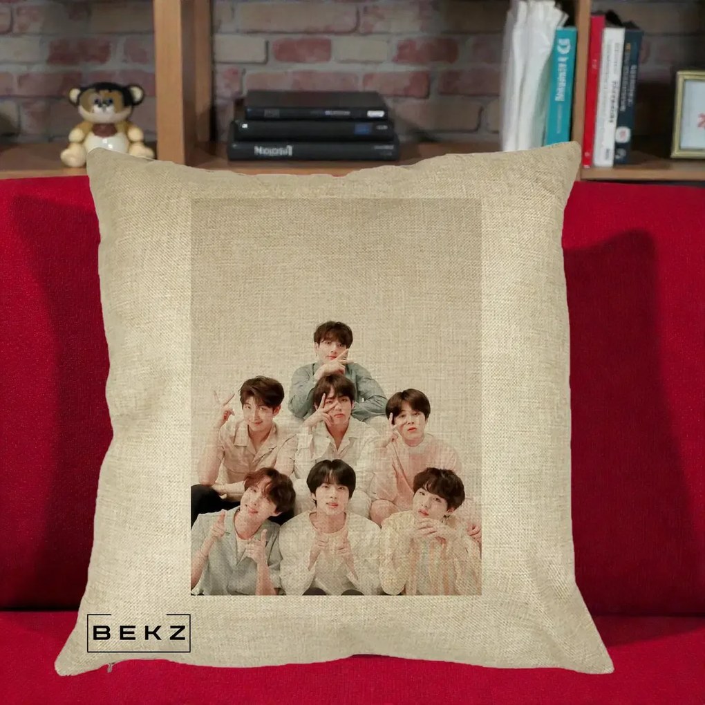 Perna Personalizata K-pop BTS Foto Grup Pastel, 40x40 cm, Crem, Husa Detasabila, Perna Inclusa, BEKZ®