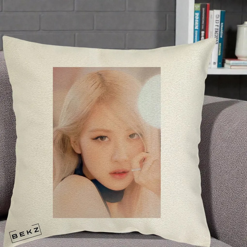 Perna Personalizata K-pop BLACKPINK Rose Blond cu Inel Roz Pastel, 40x40 cm, Ecru, Husa Detasabila, Perna Inclusa, BEKZ®