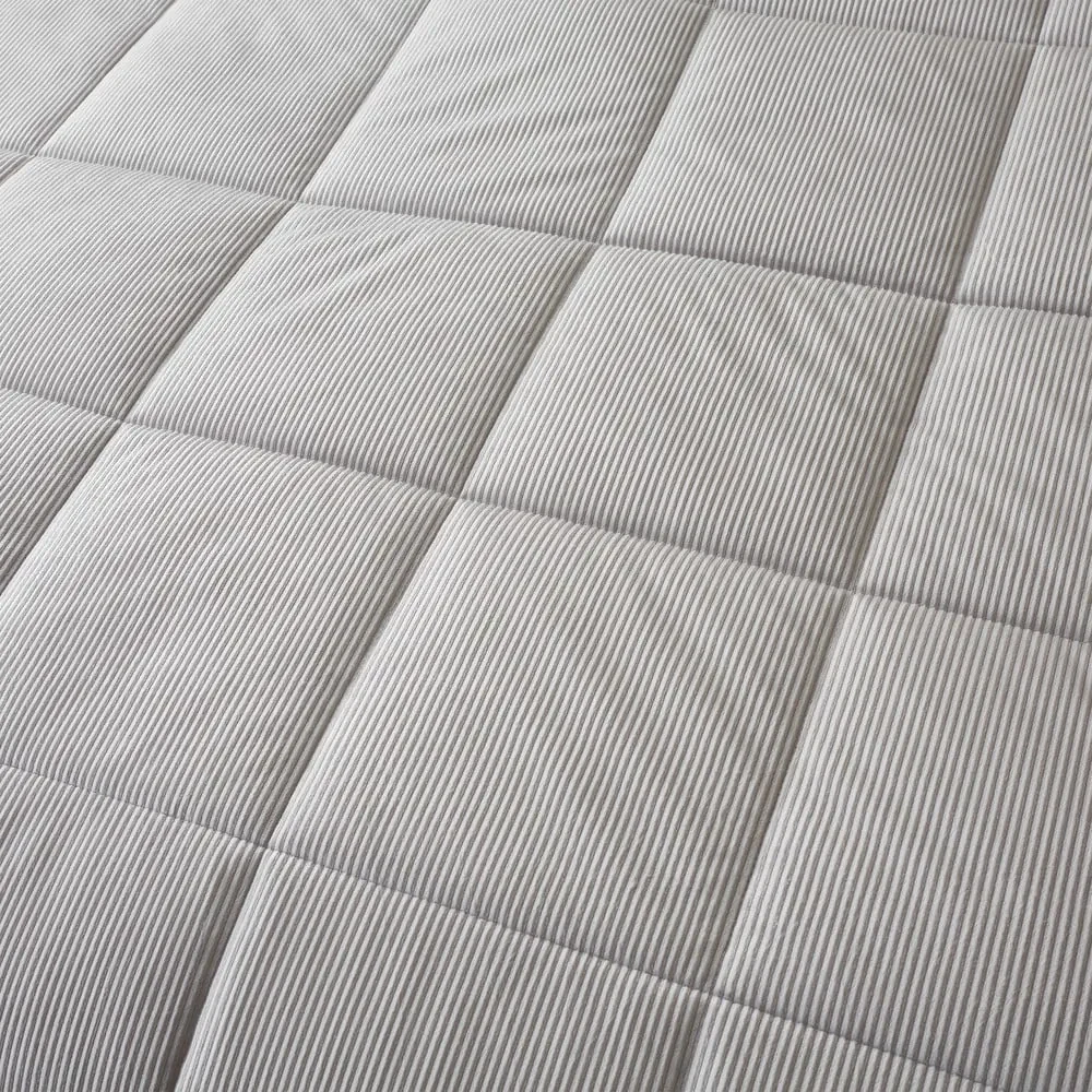 Cuvertură gri deschis matlasată din micropluș pentru pat dublu 200x220 cm Cosy Cord – Catherine Lansfield
