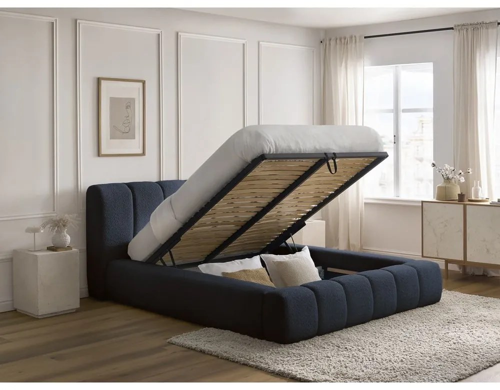 Pat matrimonial albastru închis tapițat cu spațiu de depozitare cu somieră 180x200 cm Denali – Bobochic Paris