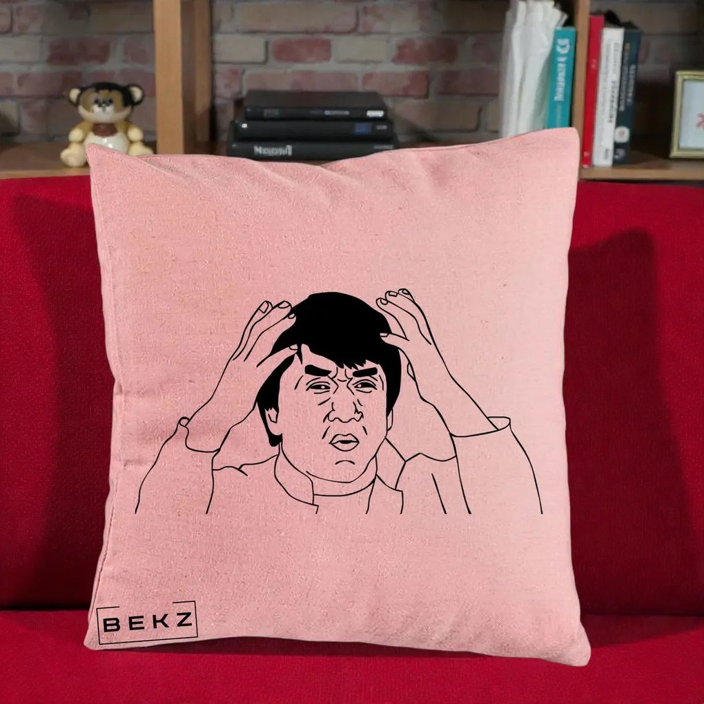 Perna Decorativa Jackie Chan WTF, 40x40 cm, Roz, Husa Detasabila, Perna Inclusa, BEKZ®