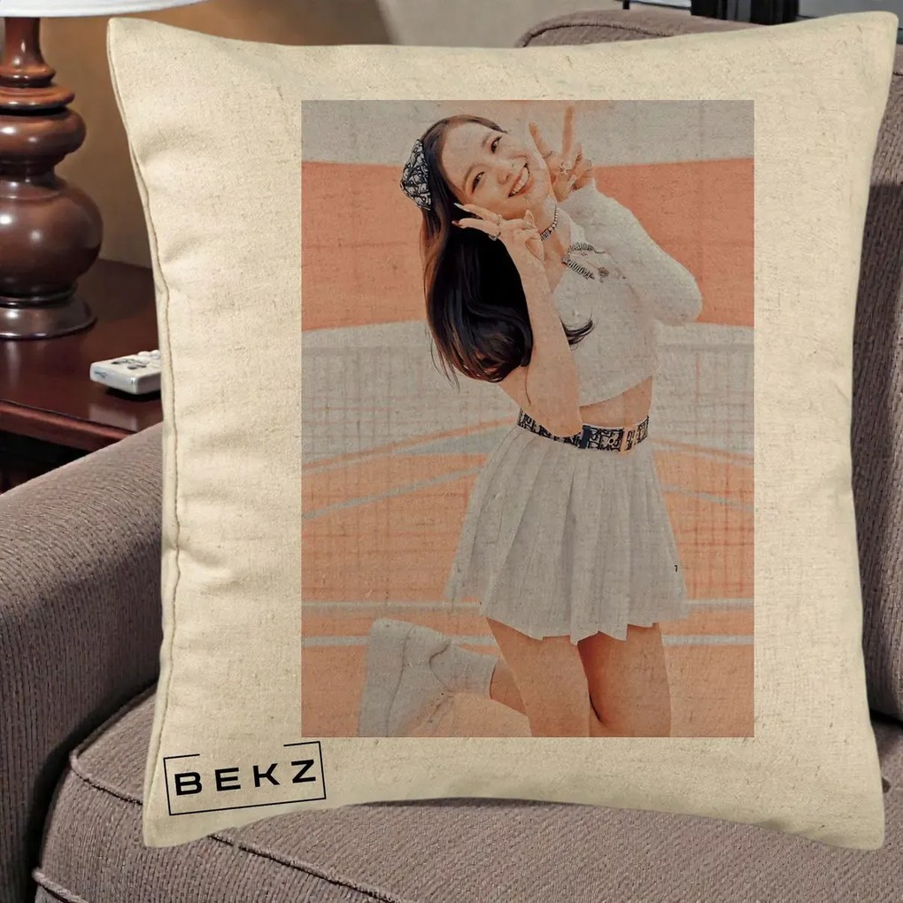 Perna Personalizata K-pop BLACKPINK Nayeon/Jisoo Tenis Alb, 40x40 cm, Bej, Husa Detasabila, Perna Inclusa, BEKZ®