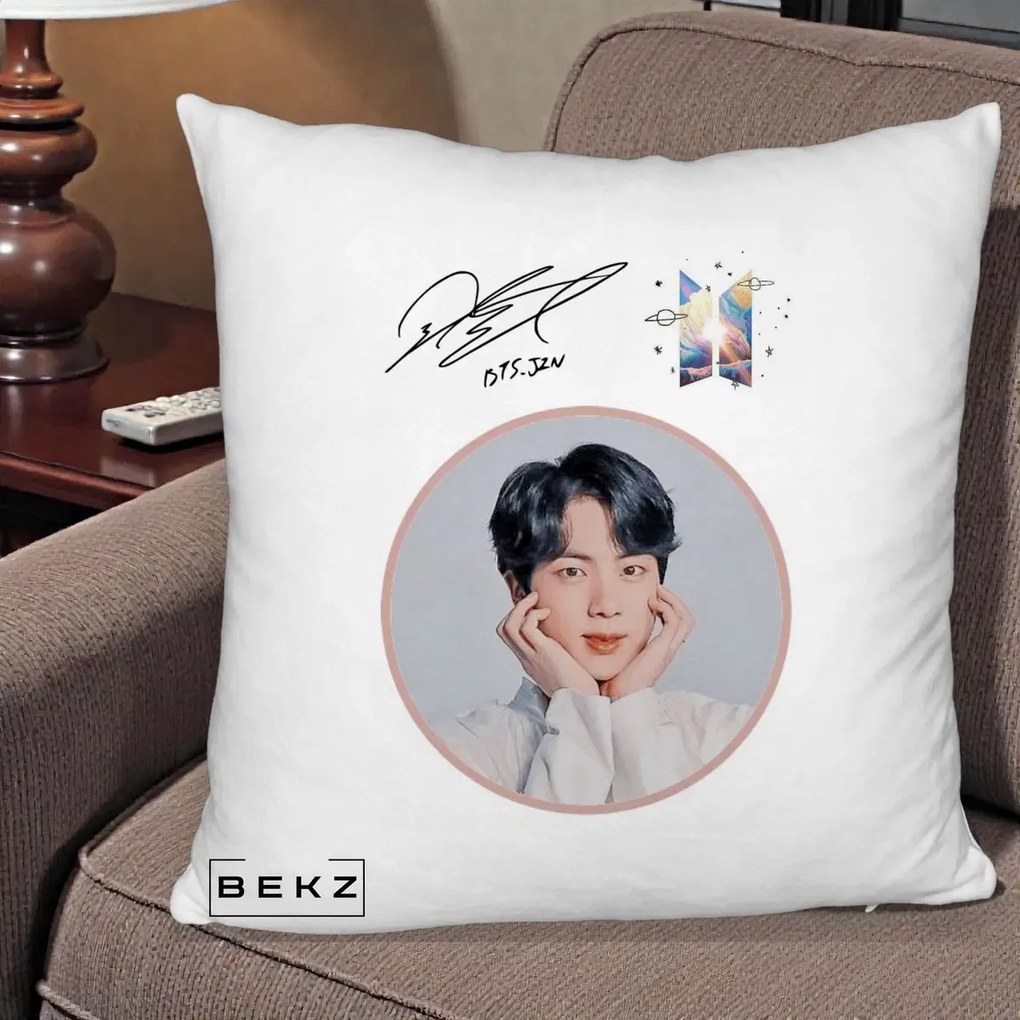 Perna Personalizata K-pop BTS Jin Portret cu Autograf, 40x40 cm, Alb Pufos, Husa Detasabila, Perna Inclusa, BEKZ®