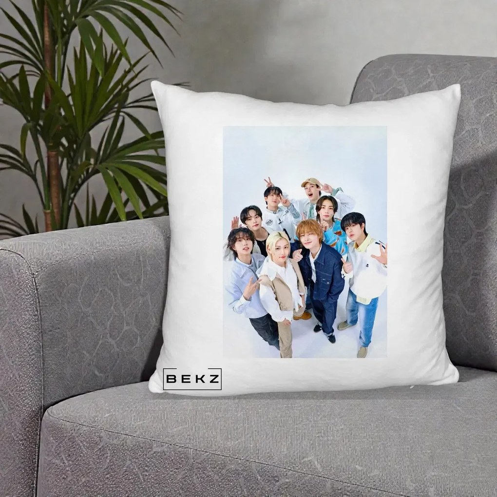 Perna Personalizata K-pop Stray Kids Foto Grup Alb cu 8 Membrii de Sus, 40x40 cm, Alb Pufos, Husa Detasabila, Perna Inclusa, BEKZ®