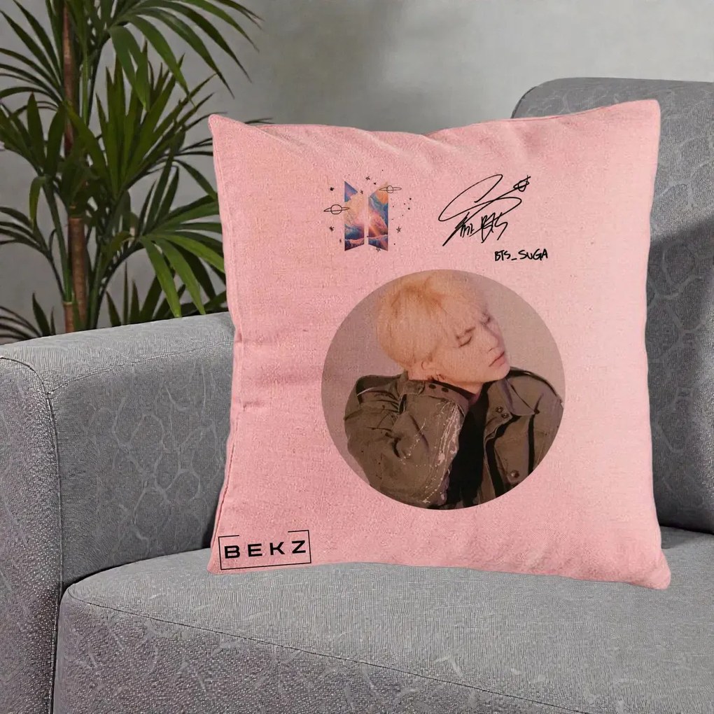Perna Personalizata K-pop BTS Suga Portret cu Autograf, 40x40 cm, Roz, Husa Detasabila, Perna Inclusa, BEKZ®