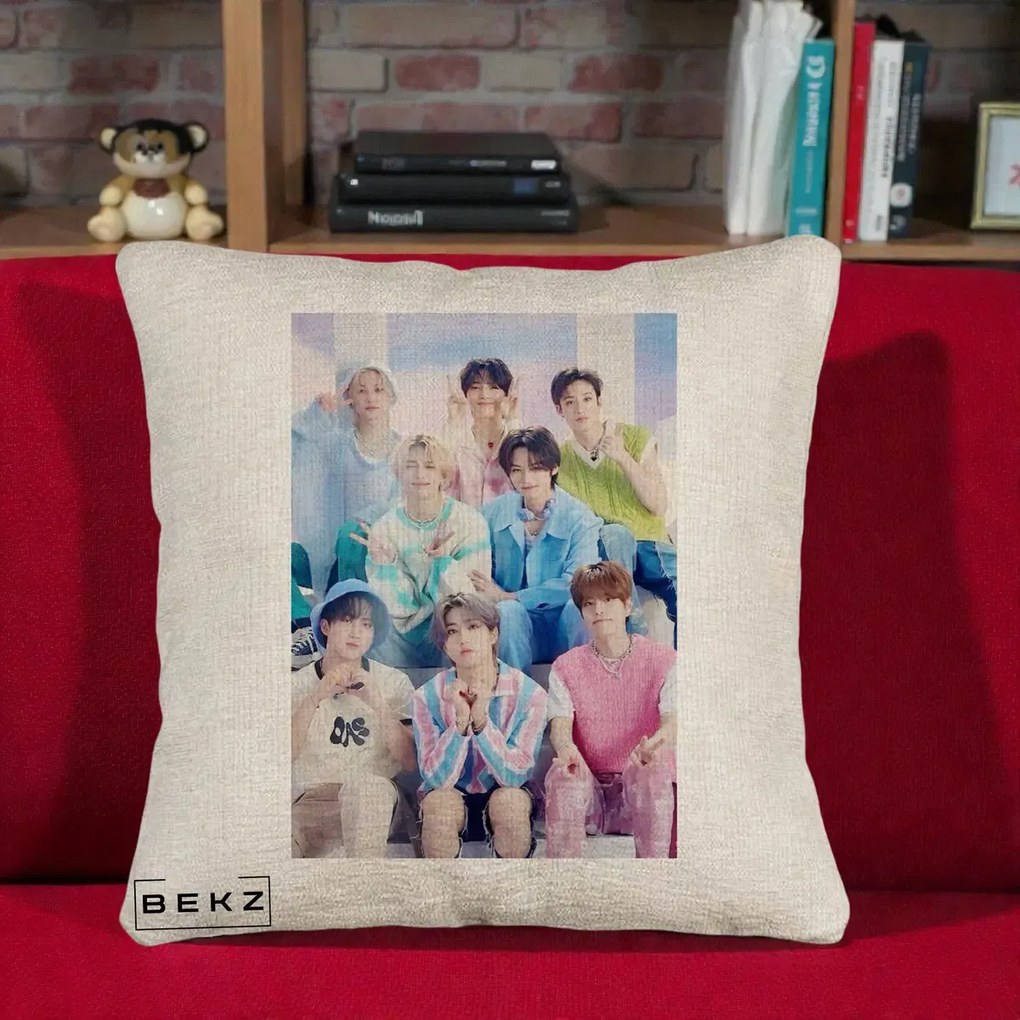 Perna Personalizata K-Pop Grup Foto Pasteluri cu 8 Artisti, 40x40 cm, Bej Canapea, Husa Detasabila, Perna Inclusa, BEKZ®