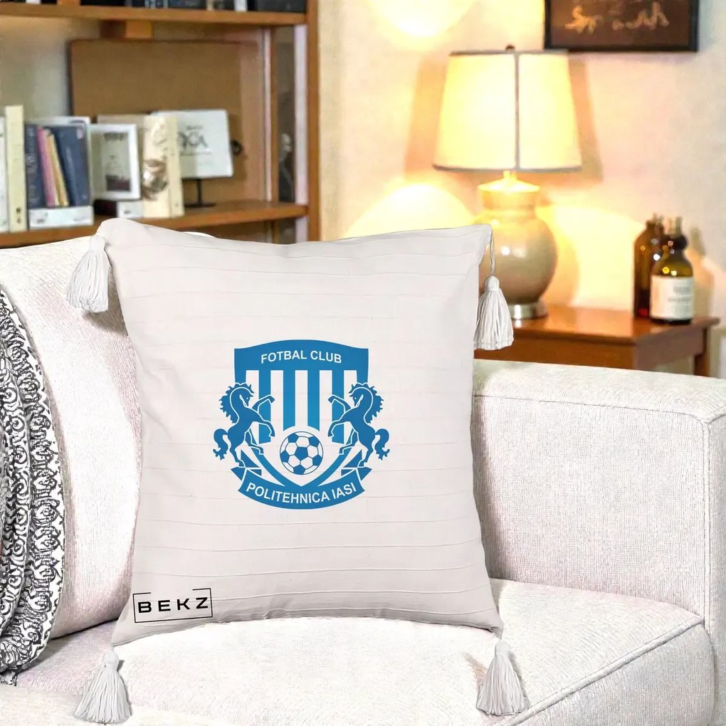 Perna Personalizata FC Politehnica Iasi Fotbal, 40x40 cm, Bej cu Franjuri, Husa Detasabila, Perna Inclusa, BEKZ®