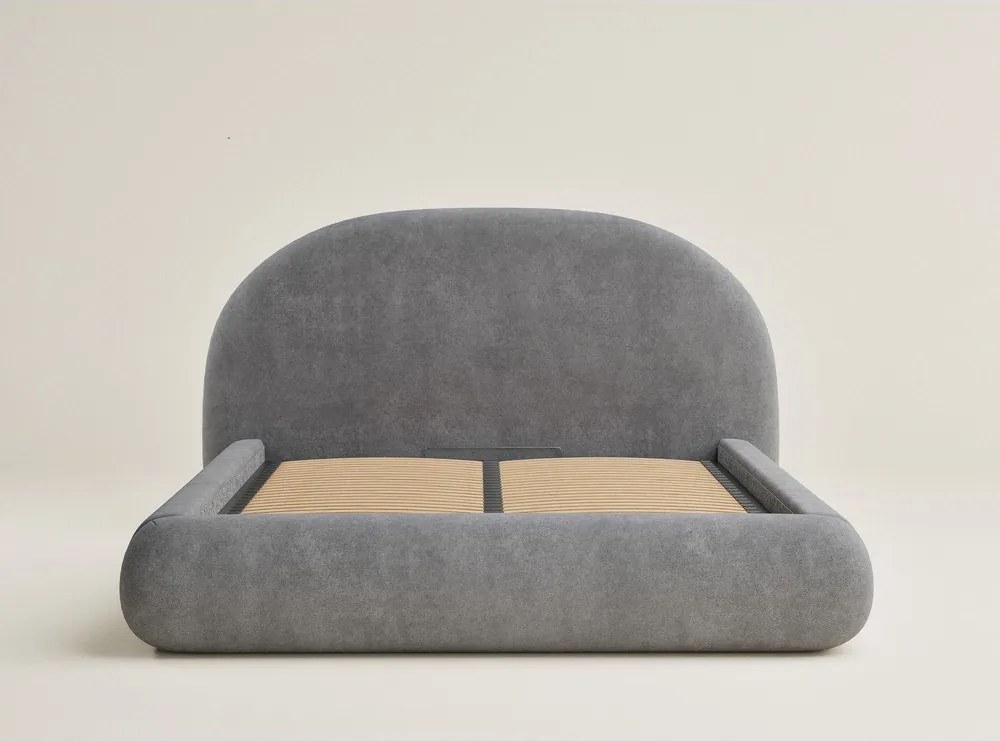 Pat matrimonial gri tapițat cu spațiu de depozitare cu somieră 160x200 cm Maumere – Maison de Rêve