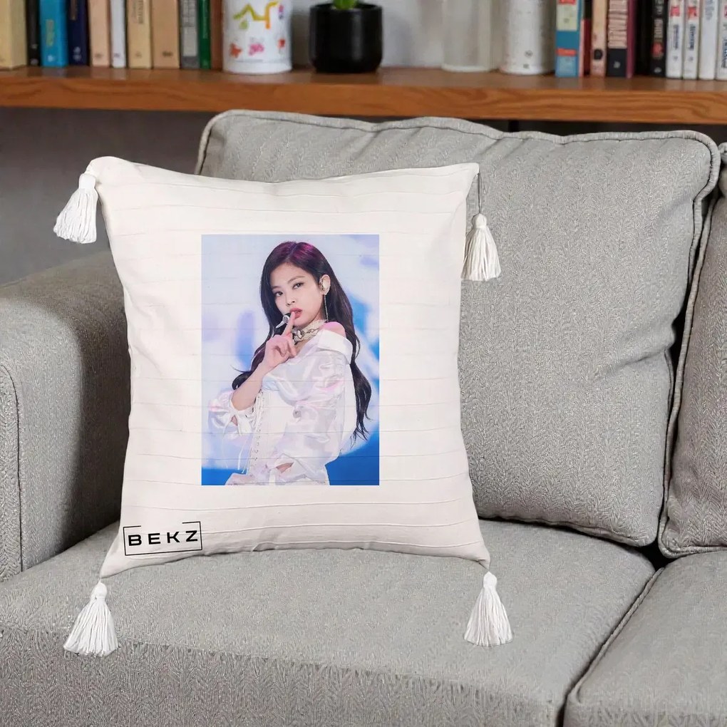 Perna Personalizata K-pop BLACKPINK Jennie Concert Alb cu Microfon, 40x40 cm, Bej cu Franjuri, Husa Detasabila, Perna Inclusa, BEKZ®
