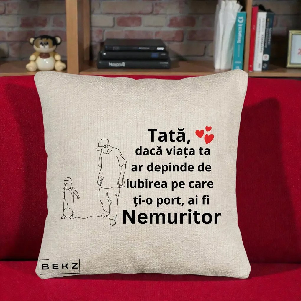 Cadou pentru Tata - Perna Personalizata Tata Nemuritor Joaca cu Mingea, 40x40 cm, Bej Canapea, Husa Detasabila, Perna Inclusa, BEKZ®