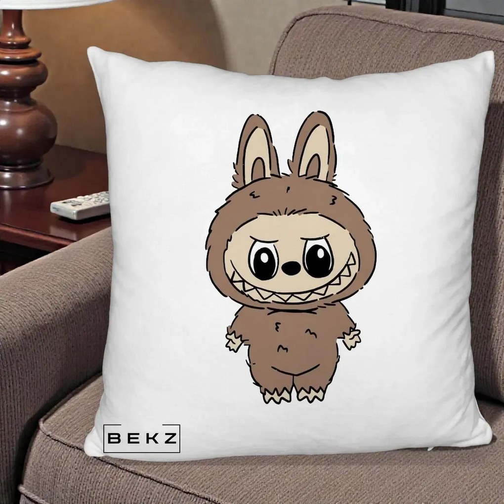 Perna Personalizata Labubu Maro Natural Solo, 40x40 cm, Alb Pufos, Husa Detasabila, Perna Inclusa, BEKZ®