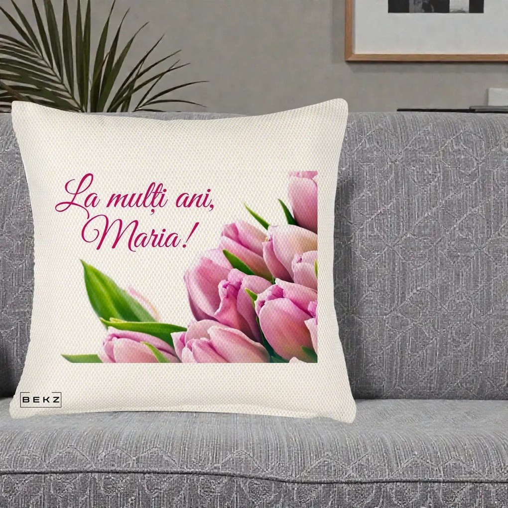 Cadou de Onomastica - Perna Personalizata La Multi Ani Maria Lalele, 40x40 cm, Crem Reliefat, Husa Detasabila, Perna Inclusa, BEKZ®