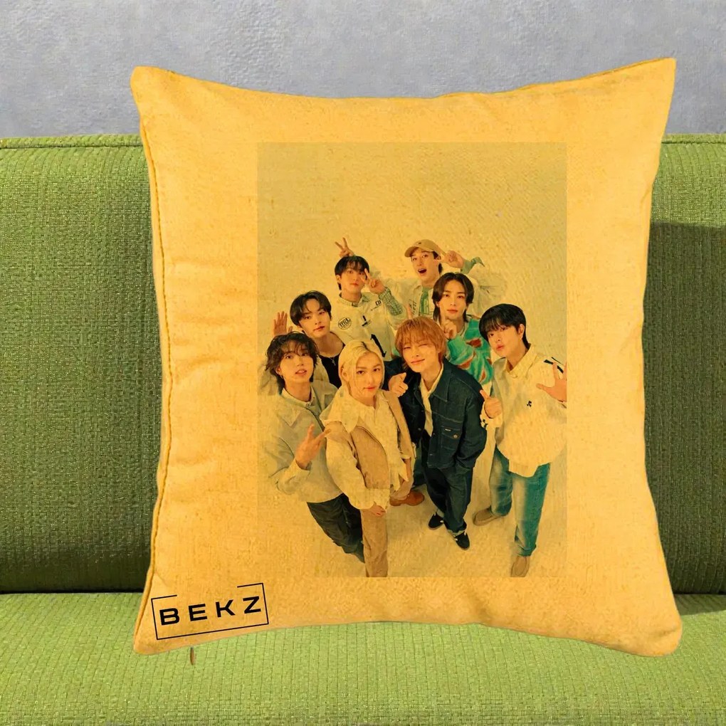 Perna Personalizata K-pop Stray Kids Foto Grup Alb cu 8 Membrii de Sus, 40x40 cm, Galben, Husa Detasabila, Perna Inclusa, BEKZ®
