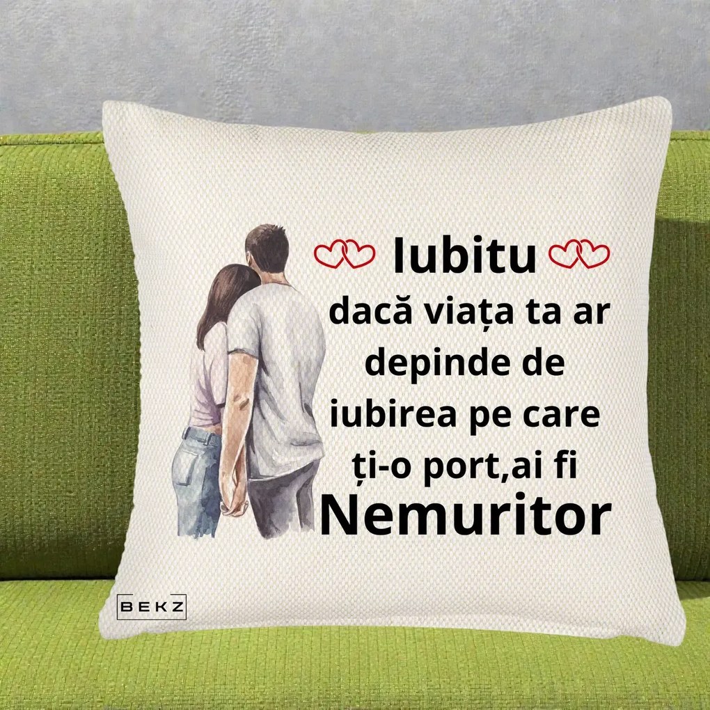 Cadou pentru Iubita - Perna Personalizata Iubitu Nemuritor cu Cuplu Acuarela si Inimi Rosii, 40x40 cm, Crem Reliefat, Husa Detasabila, Perna Inclusa, BEKZ®
