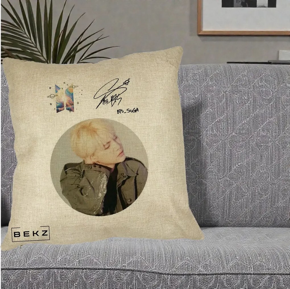 Perna Personalizata K-pop BTS Suga Portret cu Autograf, 40x40 cm, Crem, Husa Detasabila, Perna Inclusa, BEKZ®
