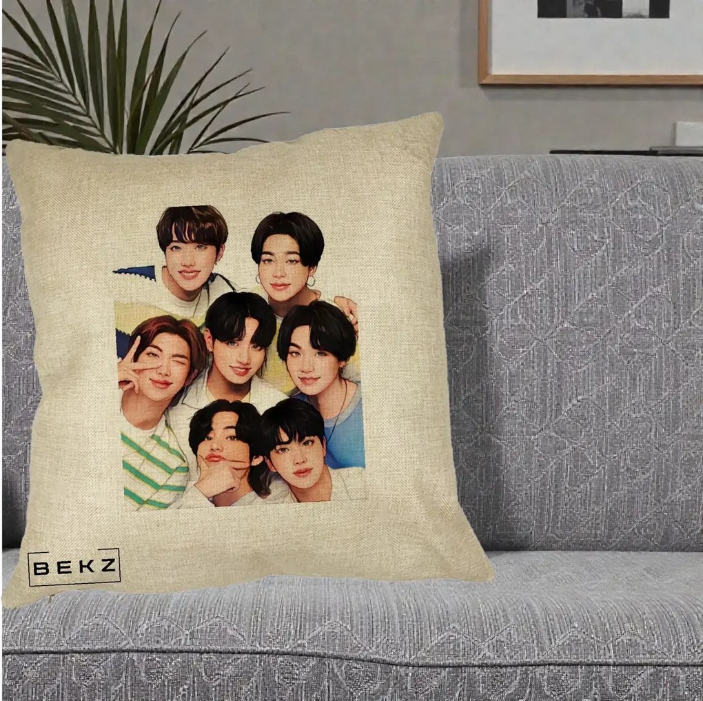 Perna Personalizata K-pop BTS Bangtan Boys Portret Grup Fanart, 40x40 cm, Crem, Husa Detasabila, Perna Inclusa, BEKZ®