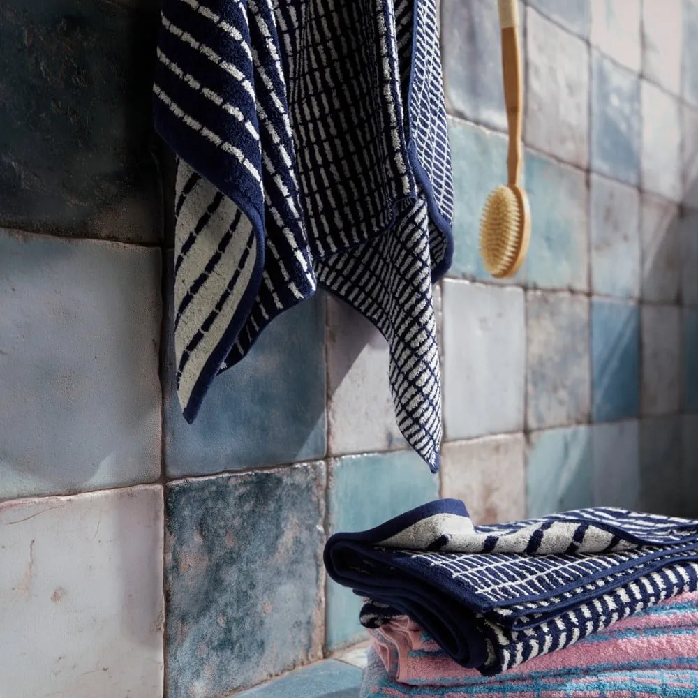 Prosop alb/albastru din amestec de bambus din frotir 70x140 cm Nuance – JUNA