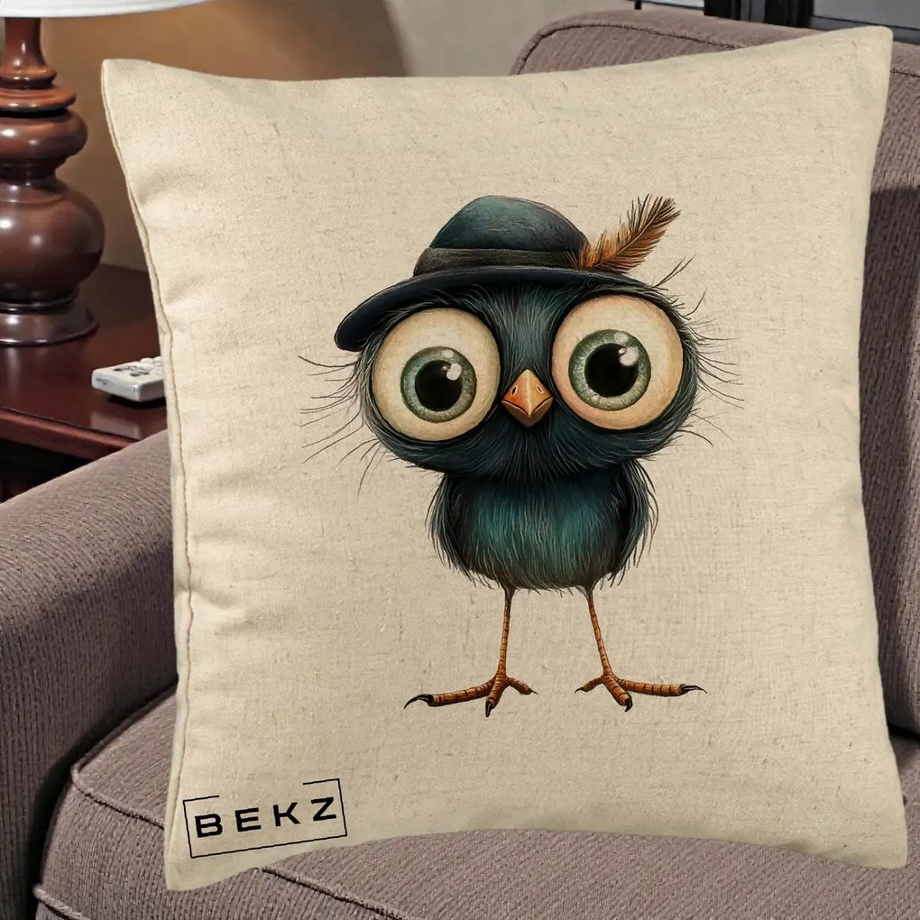 Perna Decorativa Pui Misterios cu Palarie Neagra, 40x40 cm, Bej, Husa Detasabila, Perna Inclusa, BEKZ®