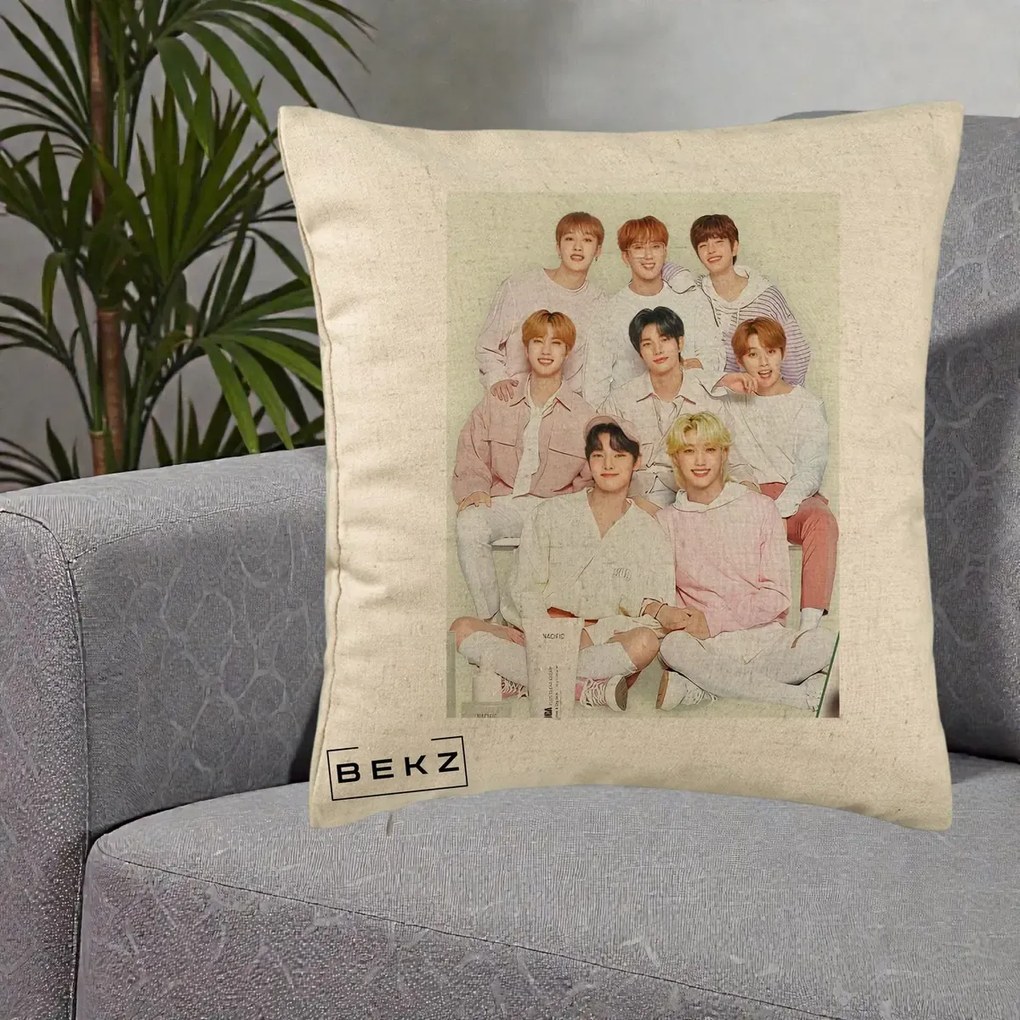 Perna Personalizata K-pop Stray Kids Foto Grup Pastel Roz-Alb cu 8 Membrii, 40x40 cm, Bej, Husa Detasabila, Perna Inclusa, BEKZ®