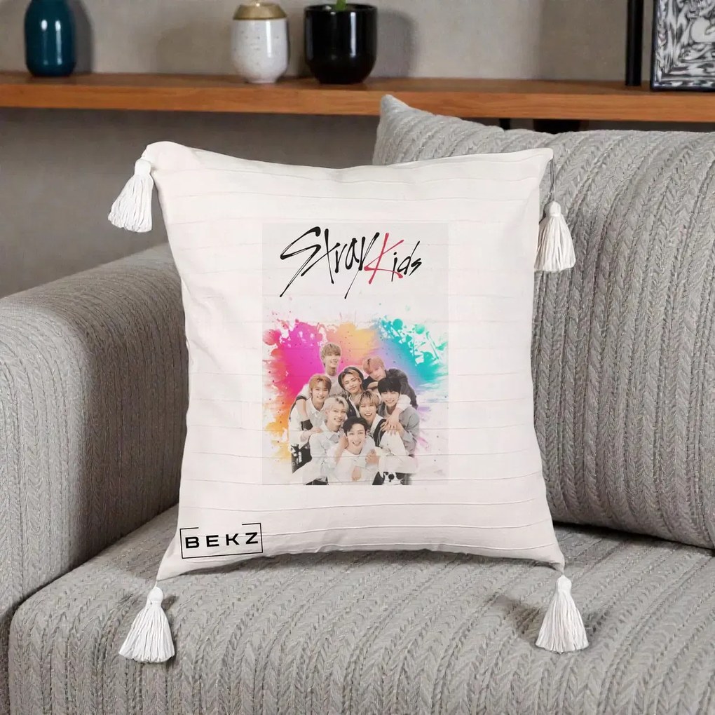 Perna Personalizata K-pop Stray Kids cu Splash Multicolor, 40x40 cm, Bej cu Franjuri, Husa Detasabila, Perna Inclusa, BEKZ®