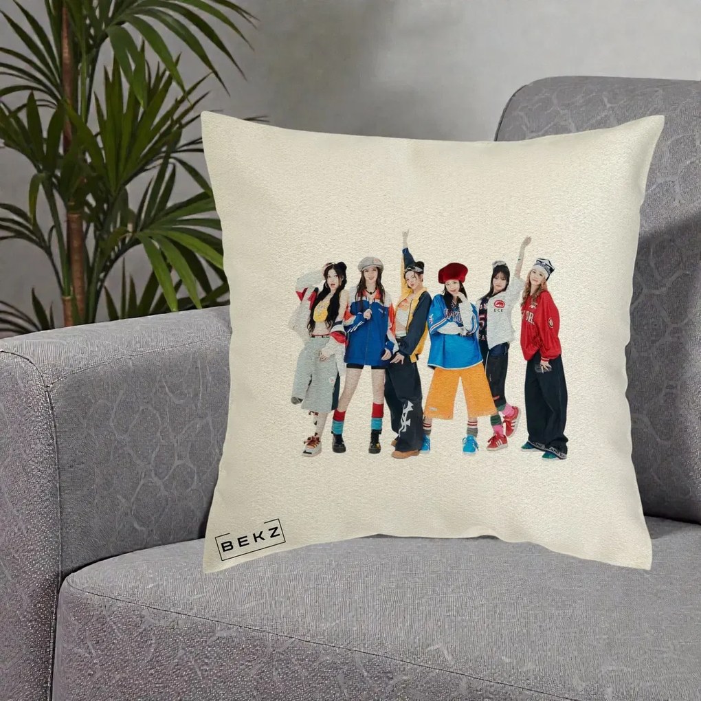 Perna Personalizata Grup K-pop Fete in Picioare Foto, 40x40 cm, Ecru, Husa Detasabila, Perna Inclusa, BEKZ®