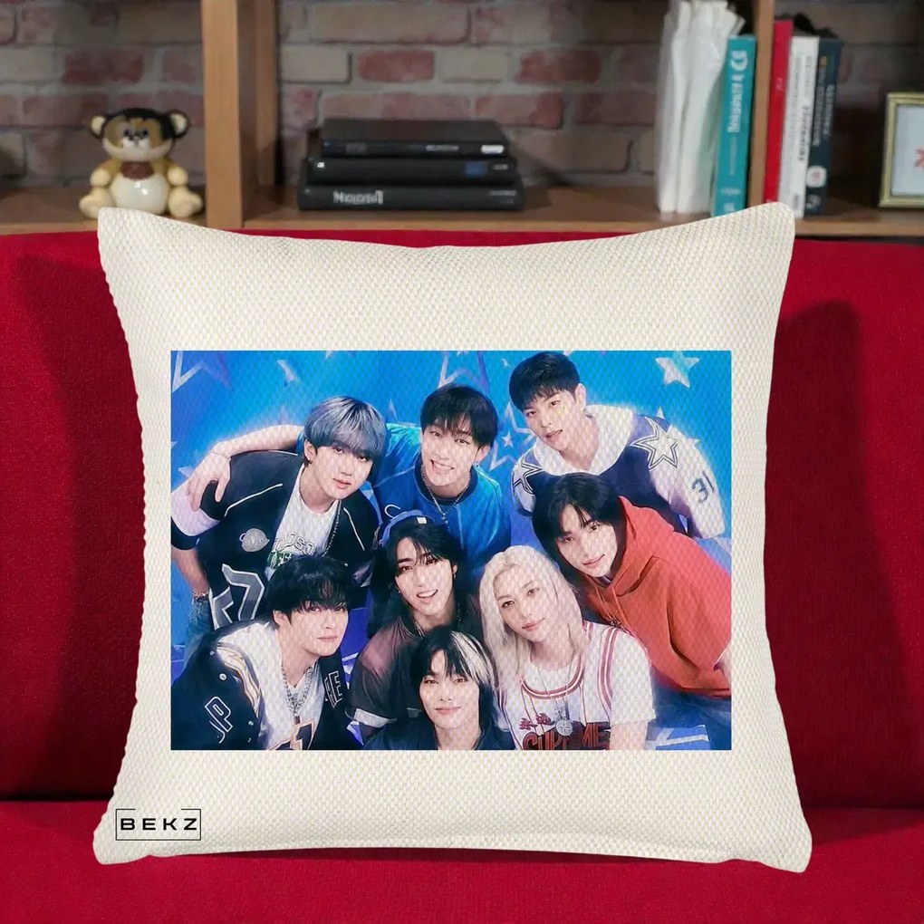Perna Personalizata K-Pop Grup Foto Stele, 40x40 cm, Crem Reliefat, Husa Detasabila, Perna Inclusa, BEKZ®