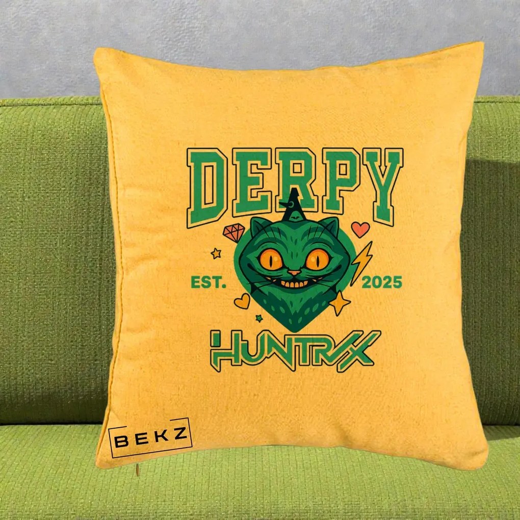 Perna Personalizata K-pop HUNTRX Derpy Pisica Albastra, 40x40 cm, Galben, Husa Detasabila, Perna Inclusa, BEKZ®