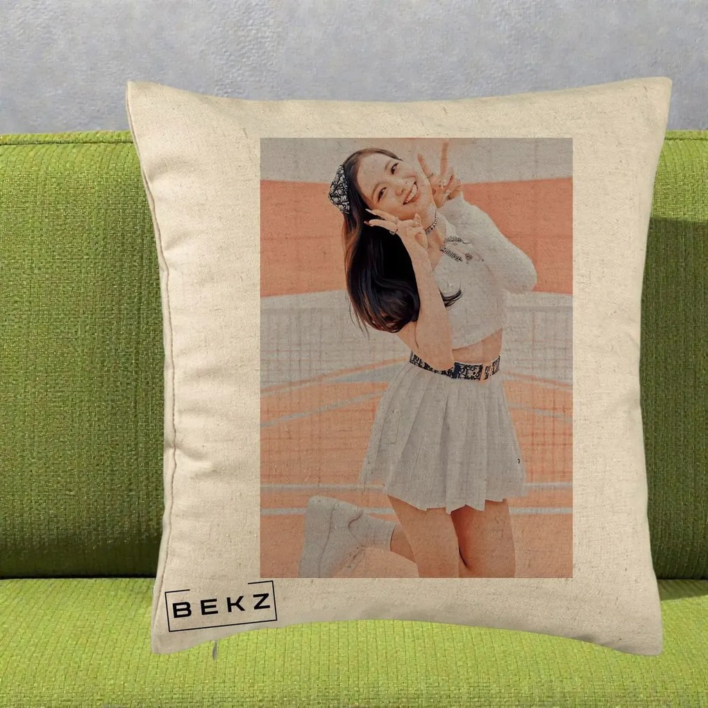 Perna Personalizata K-pop BLACKPINK Nayeon/Jisoo Tenis Alb, 40x40 cm, Bej, Husa Detasabila, Perna Inclusa, BEKZ®
