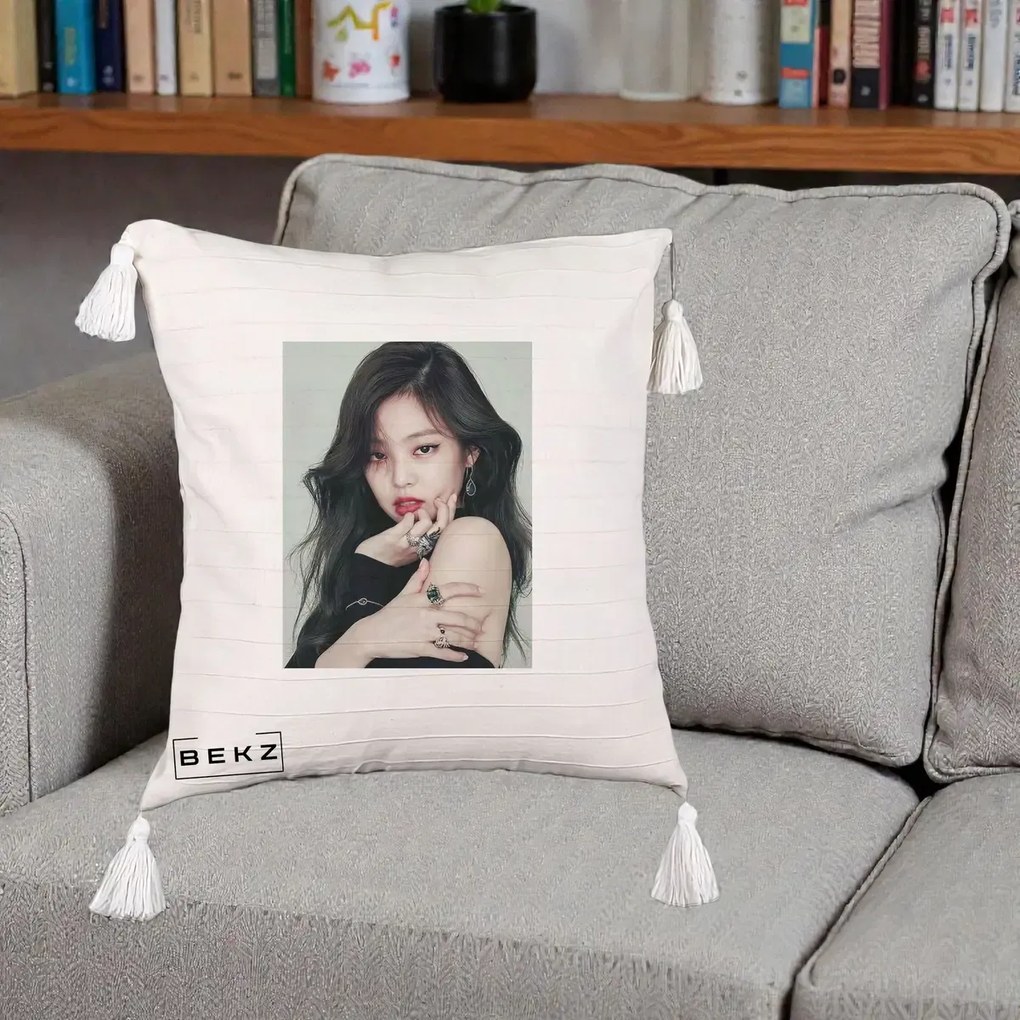 Perna Personalizata K-pop BLACKPINK Jennie Editorial Negru cu Inele, 40x40 cm, Bej cu Franjuri, Husa Detasabila, Perna Inclusa, BEKZ®