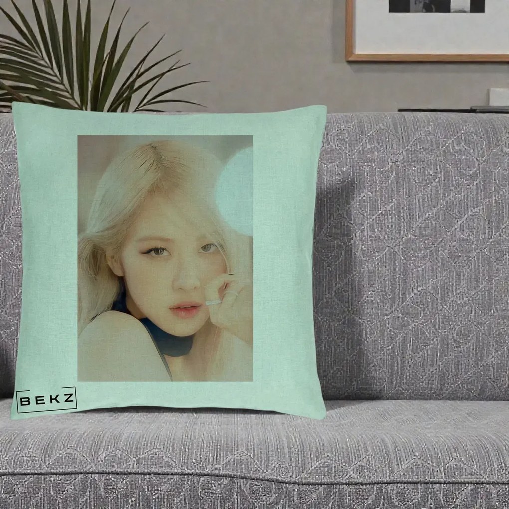 Perna Personalizata K-pop BLACKPINK Rose Blond cu Inel Roz Pastel, 40x40 cm, Verde Menta, Husa Detasabila, Perna Inclusa, BEKZ®