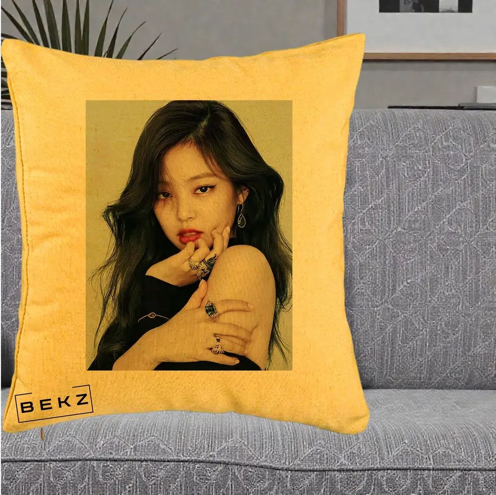 Perna Personalizata K-pop BLACKPINK Jennie Editorial Negru cu Inele, 40x40 cm, Galben, Husa Detasabila, Perna Inclusa, BEKZ®