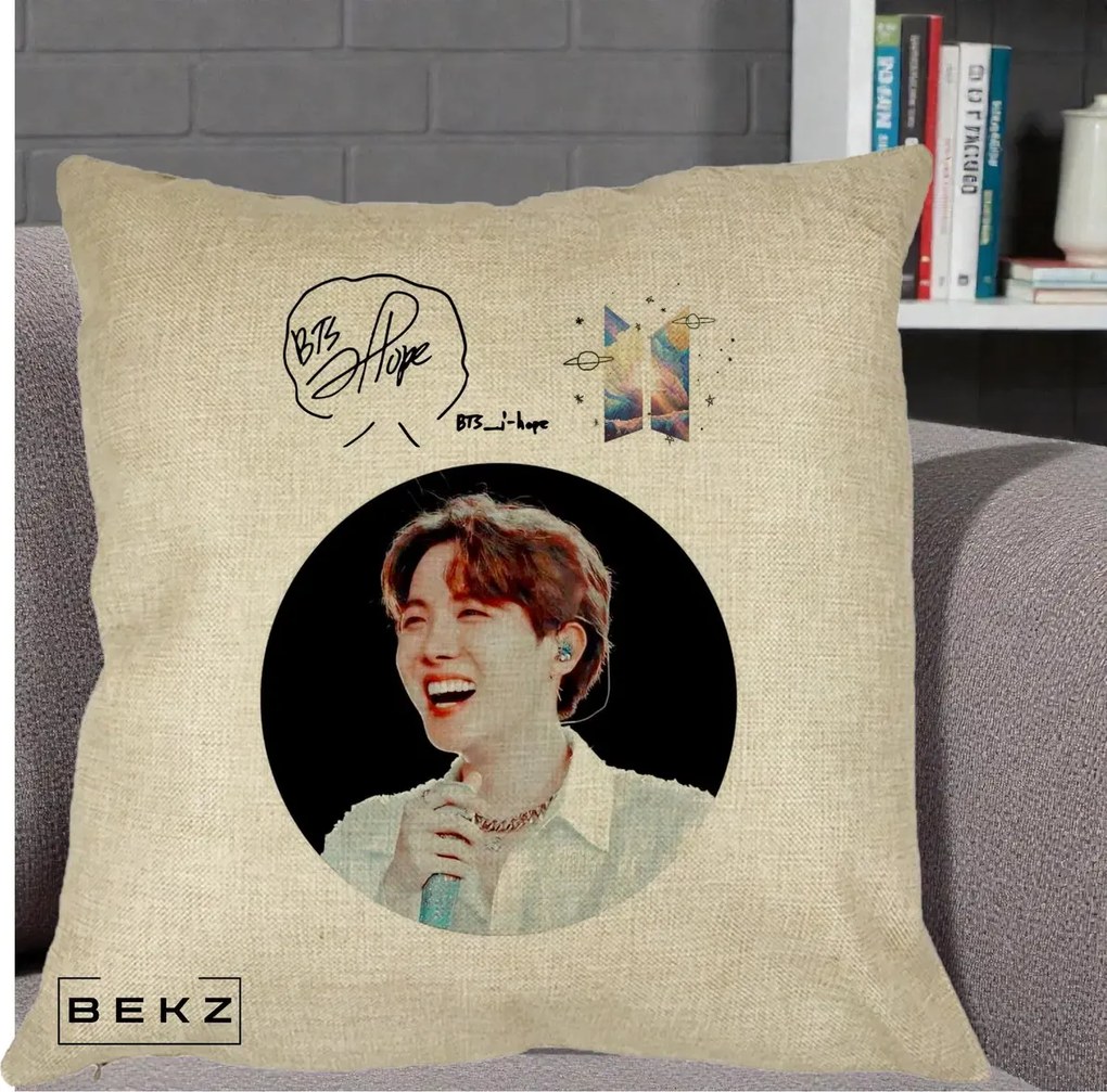 Perna Personalizata K-pop BTS J-Hope Portret cu Autograf, 40x40 cm, Crem, Husa Detasabila, Perna Inclusa, BEKZ®