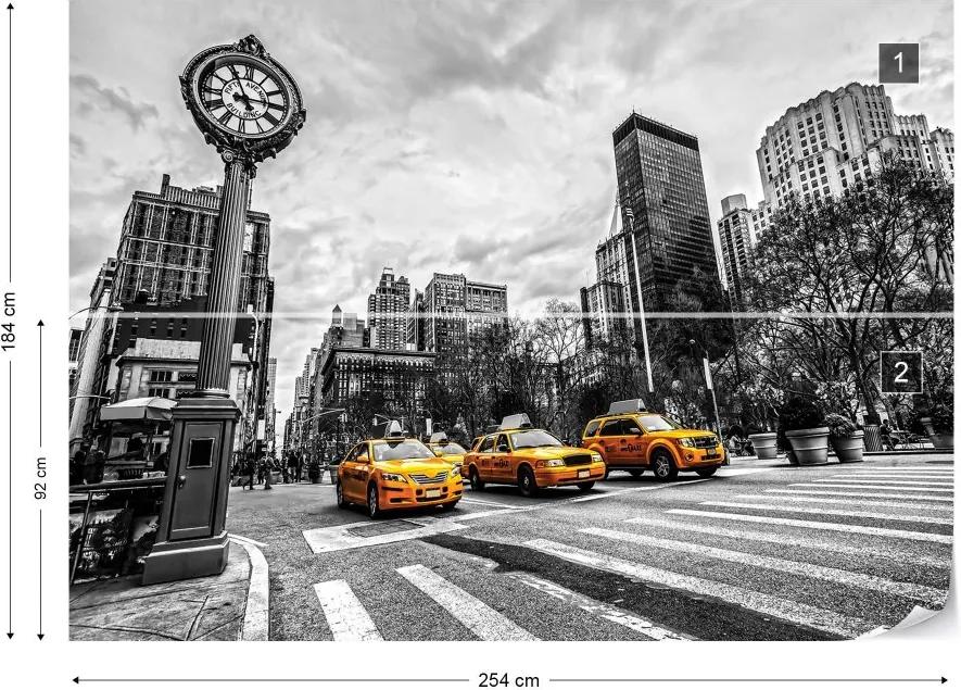 GLIX Fototapet - New York City Yellow Cabs Black And White Vliesová tapeta  - 254x184 cm