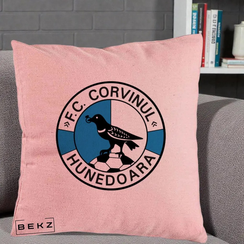 Perna Personalizata FC Corvinul Hunedoara Fotbal, 40x40 cm, Roz, Husa Detasabila, Perna Inclusa, BEKZ®
