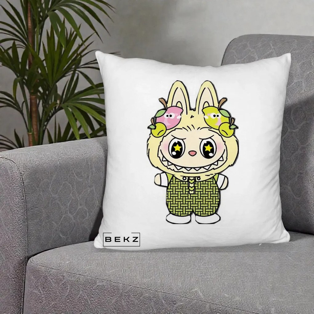 Perna Personalizata Labubu Galben cu Mere si Salopeta, 40x40 cm, Alb Pufos, Husa Detasabila, Perna Inclusa, BEKZ®
