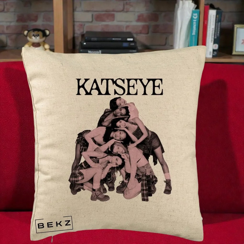 Perna Personalizata K-pop KATSEYE Foto Roz Vintage, 40x40 cm, Bej, Husa Detasabila, Perna Inclusa, BEKZ®