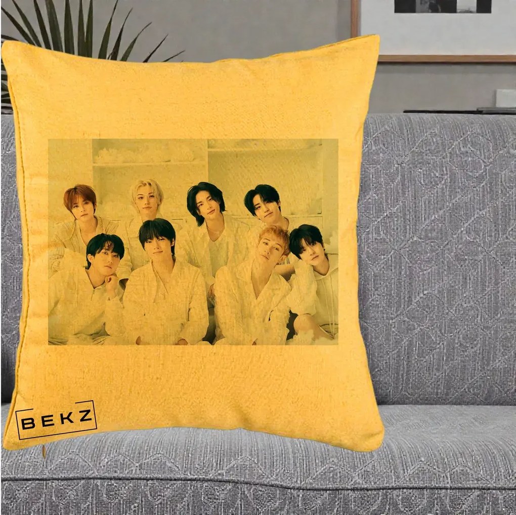 Perna Personalizata K-pop Stray Kids Foto Grup Alb All-White cu 8 Membrii, 40x40 cm, Galben, Husa Detasabila, Perna Inclusa, BEKZ®