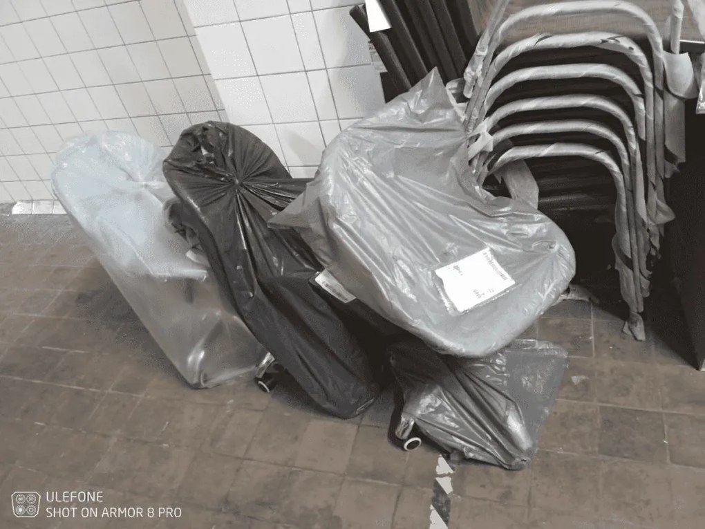 OFERTA Scaun de birou albastru deschis AVOLA VELVET II calitate.