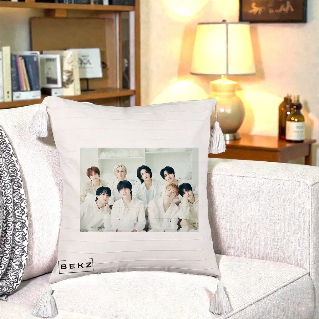 Perna Personalizata K-pop Stray Kids Foto Grup Alb All-White cu 8 Membrii, 40x40 cm, Bej cu Franjuri, Husa Detasabila, Perna Inclusa, BEKZ®