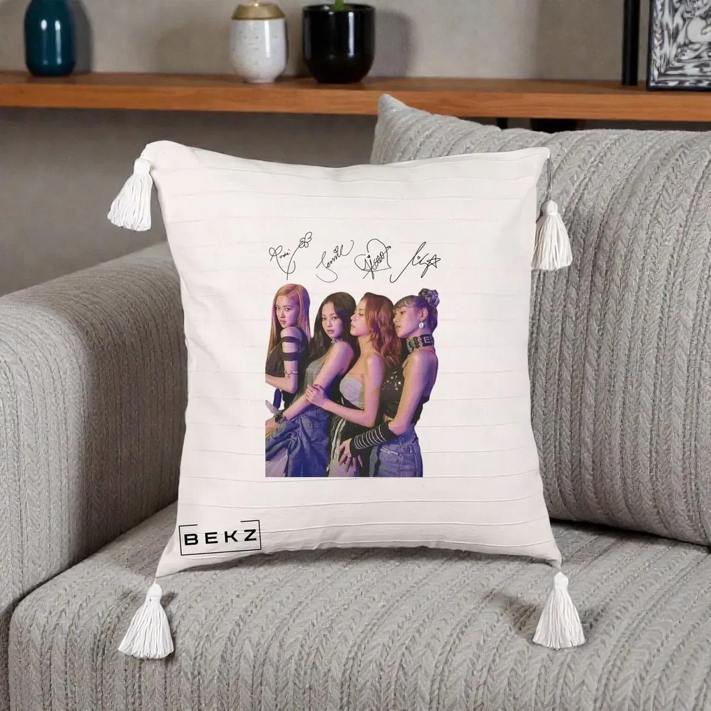 Perna Personalizata K-pop BLACKPINK Fotografie Grup Autografe Deasupra, 40x40 cm, Bej cu Franjuri, Husa Detasabila, Perna Inclusa, BEKZ®