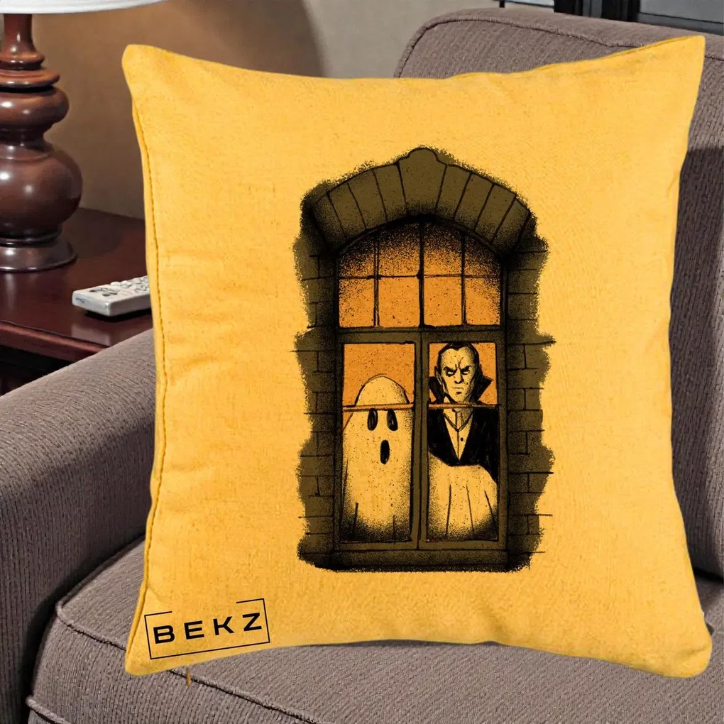 Perna Decorativa Halloween Fantoma si Dracula la Fereastra, 40x40 cm, Galben, Husa Detasabila, Perna Inclusa, BEKZ®