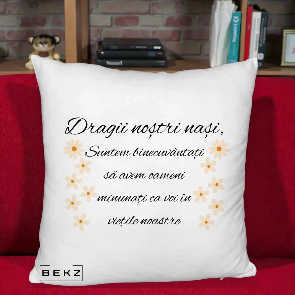 Cadou pentru Nasi - Perna Personalizata Dragii Nostri Nasi Suntem Binecuvantati cu Floricele, 40x40 cm, Alb Pufos, Husa Detasabila, Perna Inclusa, BEKZ®