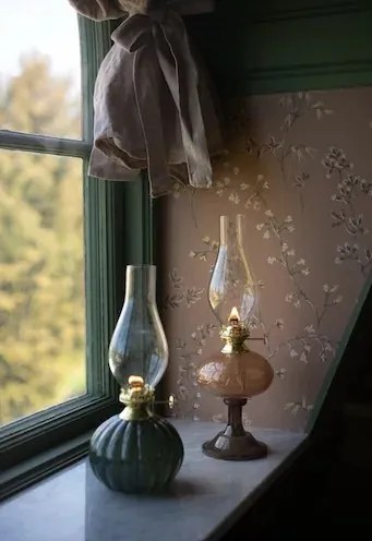 Lampă vintage cu petrol din sticlă maro, cu motive florale gravate și arzător în alamă, 11×34 cm, „Esmeralda"
