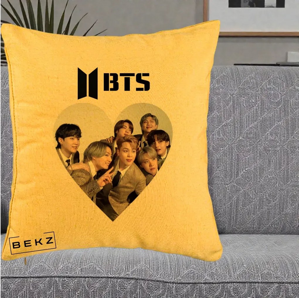 Perna Personalizata K-pop BTS Grup Fotografie in Inima, 40x40 cm, Galben, Husa Detasabila, Perna Inclusa, BEKZ®