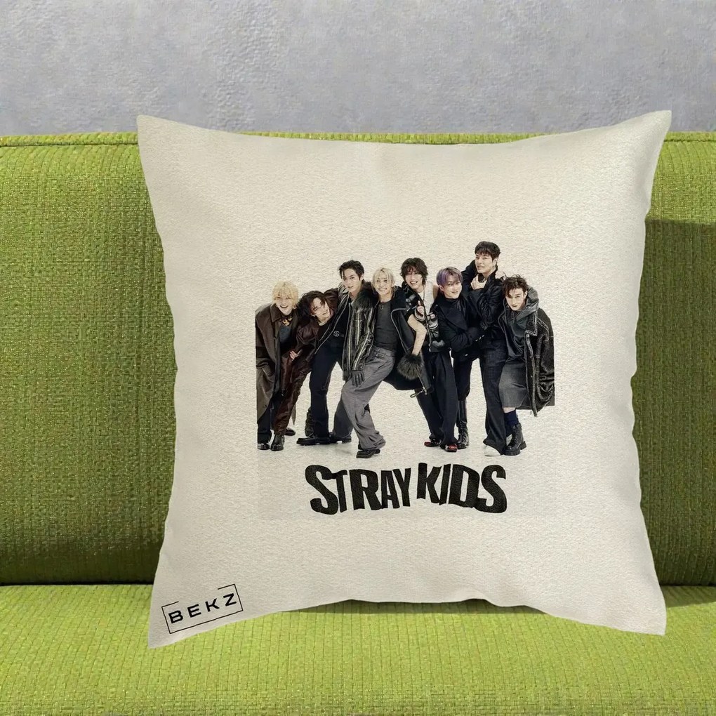 Perna Personalizata K-pop Stray Kids Outfit Negru, 40x40 cm, Ecru, Husa Detasabila, Perna Inclusa, BEKZ®